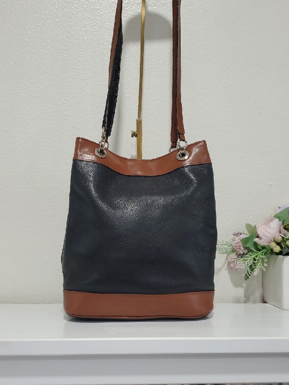 🇮🇹Vintage Bally Pebbled Black Leather Brown Trim Chain Shoulder Bag🤎🖤 - Picture 5 of 16